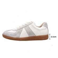 Zapatos casuales unisex, tallas 36-45, zapatos casuales para mujer y zapatos deportivos para hombre, zapatos planos con cordones de suela suave, zapatos de hombre cómodos y ligeros para uso diario, versión de cuero de corte bajo~Zapatos de entrenamiento alemanes para mujer de primavera y otoño, zapatos blancos de cuero genuino retro con suela gruesa que aumenta la altura, zapatillas deportivas casuales versátiles. - Beige grisáceo, suela plana, en stock. - Ver 11