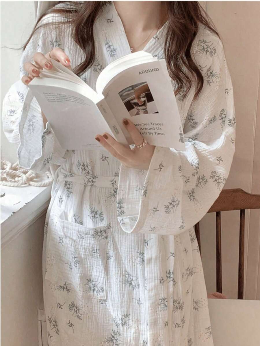 1件女款歐美簡約長袖浴袍，春秋新款，甜美可愛，滿版花卉印花，輕薄長袖睡裙家居服，清新優雅，森系浪漫溫柔風