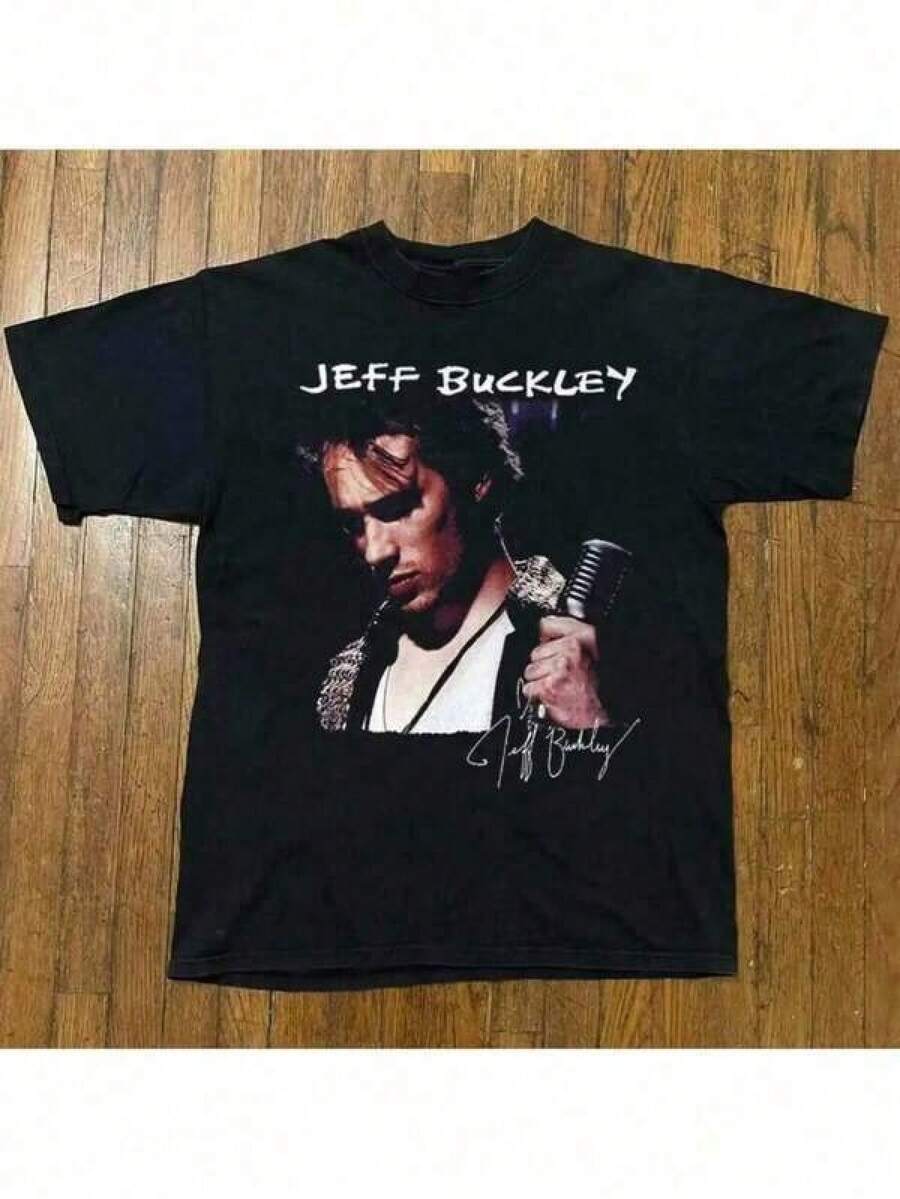 T-shirt à manches courtes imprimé sur une seule face pour hommes, Jeff Buckley Grace Music, T-shirt graphique vintage en coton noir avec un imprimé de microphone emblématique, conçu pour un usage décontracté, à manches courtes et col rond. Il est lavable en machine et offre un confort optimal aux passionnés de musique tout au long de l'année. Avec un style rétro personnalisé et respirant, ce T-shirt anime convient aux tenues parent-enfant, aux articles d'anime et aux fans de musique. T-shirts graphiques exclusifs pour les fans, T-shirts unisexes décontractés à manches courtes, indispensables pour les fans, adaptés aux festivals, aux fêtes, à la maison, aux trajets quotidiens, aux tenues de rentrée scolaire et aux looks de concert. Imprimés et expédiés aux États-Unis. T-shirts 100% coton, opaques, polyvalents, basiques. 100% coton, idéal pour les fans, cadeau pour les amis, mode tendance, star du sport, trajets quot Et les t-shirts pour filles, les t-shirts pour adolescents - Noir - Voir 1