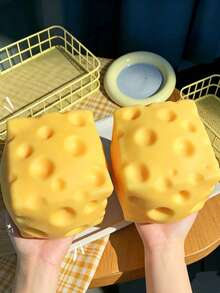 Đồ chơi bóp giảm căng thẳng hình pho mát (1-2 cái) - Khối pho mát mềm, cỡ lớn, dễ bóp | Quà tặng hài hước và giảm căng thẳng | Đồ dùng học tập | Thích hợp sử dụng tại văn phòng, lớp học hoặc nhà | Tuyệt vời cho mùa đông, Lễ Tạ ơn, Giáng sinh, Quốc khánh Ả Rập Xê Út, Sinh nhật, Ngày lễ, Năm mới và Ngày Valentine | Quà tặng cho bạn trai hoặc bạn gái | Phù hợp cho người lớn - Xem 4
