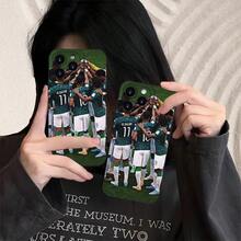 Un Jugador de Fútbol Levanta la Mano en Señal de Apoyo - Diseño Resistente| Protección de la cámara| A prueba de golpes y resistente a caídas| Antideslizante Mate| Lujo Sutil, Impresión UV Adecuada para iPhone 17/16/15/14/13/12/11/Xs/Xr/X/7/37/Plus/Pro/Max - Funda Suave de TPU Negra, Ofrece Protección Contra Impactos, Perfecta para Regalos, Eventos de Halloween. - Color mixto 1 - Ver 2