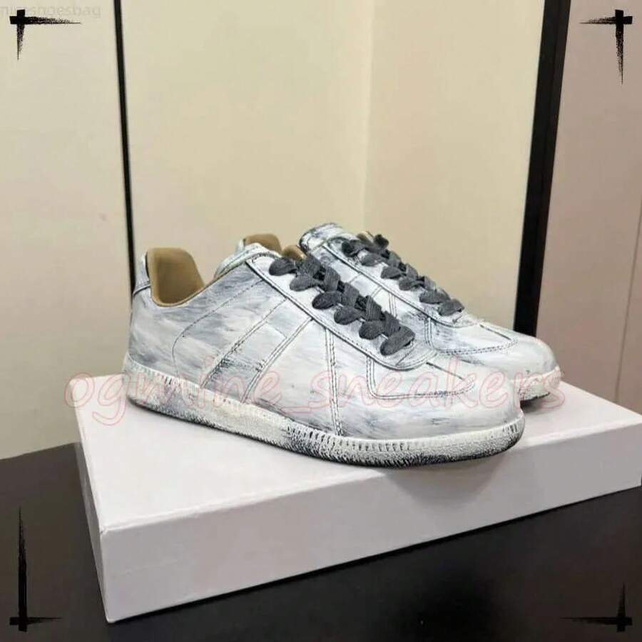 Zapatos casuales unisex, talla 36-45, zapatos casuales de mujer y zapatos deportivos de hombre, zapatos planos de suela blanda con cordones, zapatos cómodos y livianos de hombre para uso diario, de corte bajo,,,,,Zapatillas de entrenamiento alemanas clásicas, retro, versátiles, con diseño de grafiti, unisex, de cuero genuino, color blanco. - Gris - Ver 1