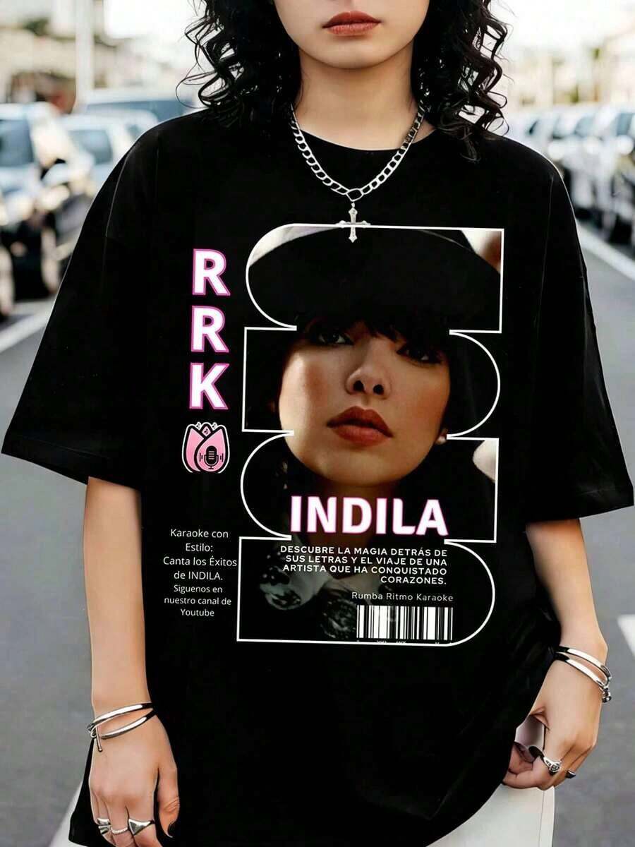 1 Camiseta Indila de moda casual para hombre y mujer, con diseño inspirado en una revista de cantantes pop franceses y estampado de karaoke. Versátil, fácil de combinar, adecuada para uso diario, estilo urbano, conjuntos de vacaciones y conjuntos de fin de semana. - Negro - Ver 1
