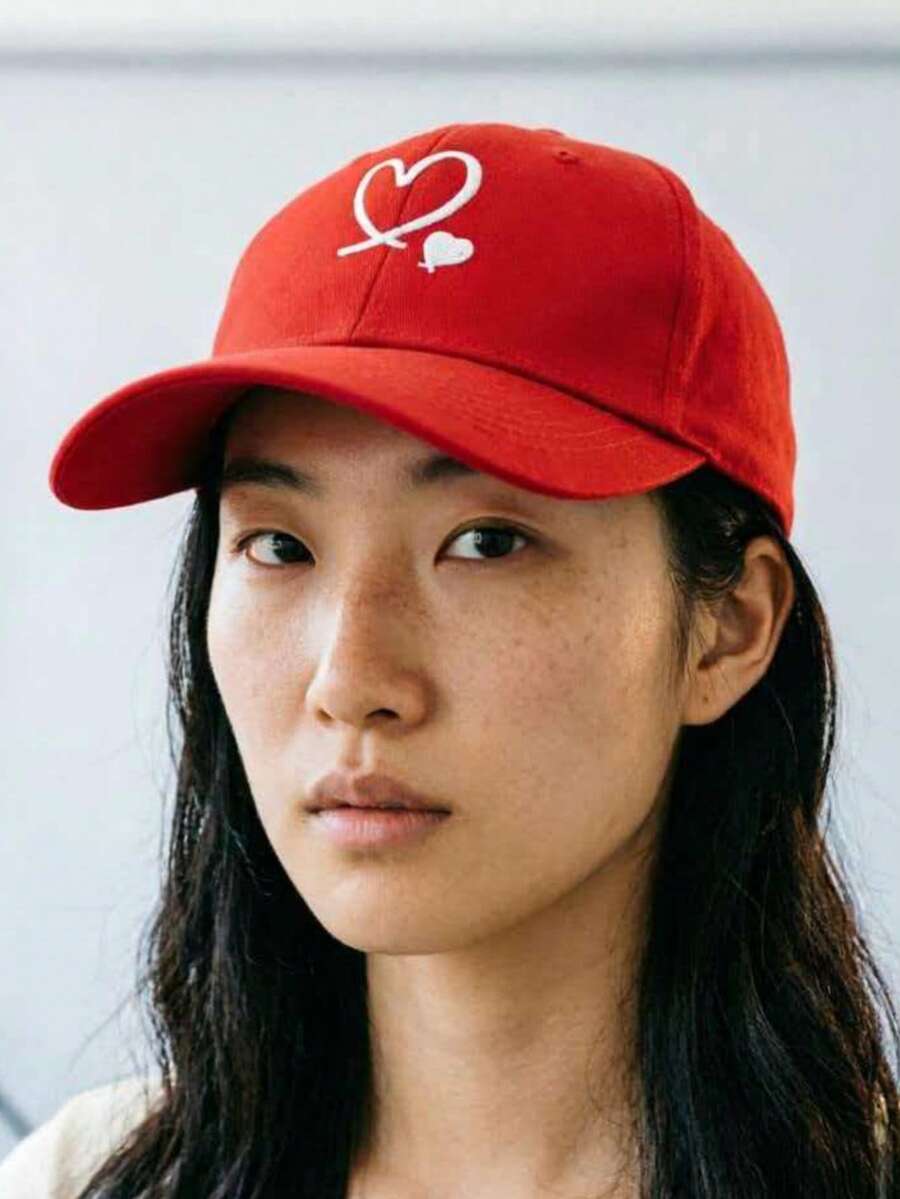1顶红色棒球帽，户外遮阳帽，男女通用必备单品