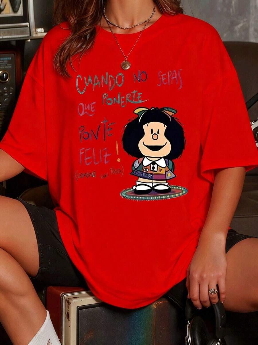 Short Sleeves. The Iconic Mafalda, With Her Colorful Patchwork Dress And The Message 'When You Don't Know What To Wear, Be Happy!', Inspires Joy. This Motto Encourages Choosing Happiness And Optimism. A Symbol Of Wisdom. Women's T-Shirt, 100% Cotton. Leisure - 紅色 - 查看 1