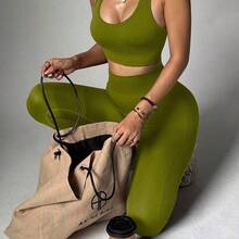 Nana's Women's Clothing Store Conjunto de top corto y mallas de un solo color para mujer, conjunto deportivo de primavera/verano - Verde Caza - Ver 3