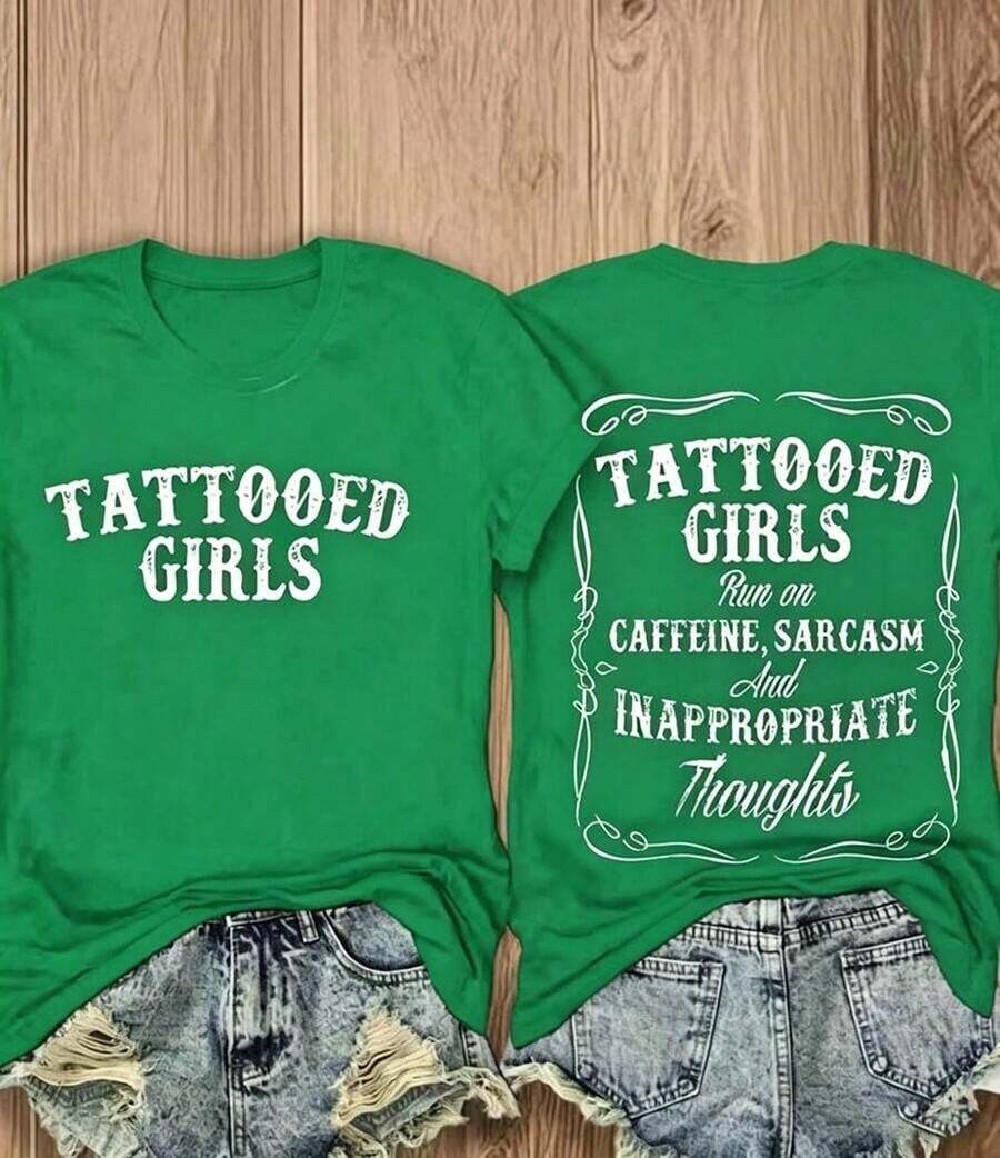 Funny Tattoo T-Shirt - Runs On Caffeine, Sarcasm And Inappropriate Thoughts, Women's Bold Graphic Tee, Retro Western Style Letter Print Short Sleeve Top, Oversized Double-Sided Graphic Tee, Women's Casual Egg Print Crew Neck T-Shirt, Women's Y2K Aesthetic Print Short Sleeve Top - 綠色 - 查看 1