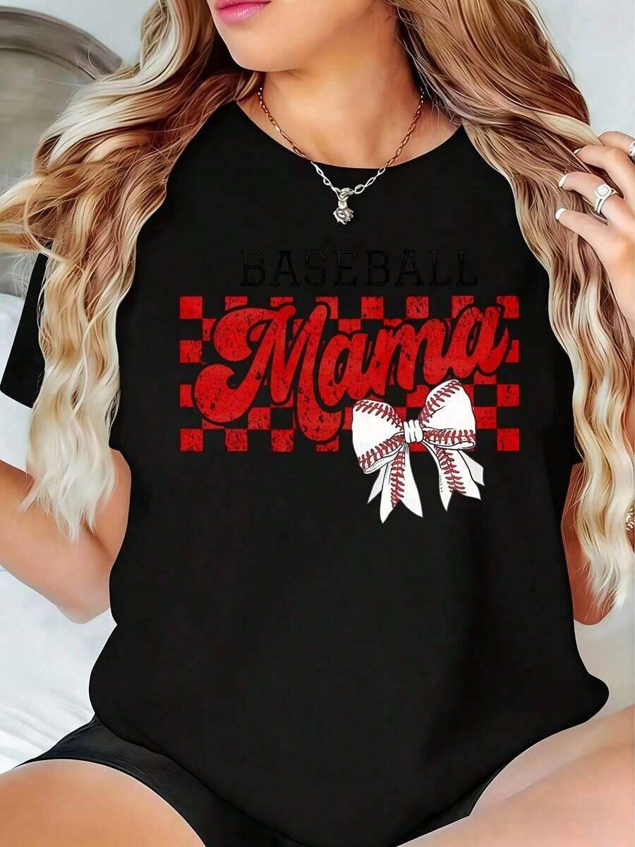 "Baseball Mama" T-Shirt With A Red Plaid Pattern And Baseball Bow Print For Game Day And Independence Day Celebrations. "Mama" Style. Suitable As A Gift. Women's T-Shirt. Elegant Blouses. Boho Chic. Soft, Breathable, And Comfortable Women's Top, Ideal For Spring, Summer, And Fall, Perfect For Vacations, Travel, And Everyday Wear. - 黑色 - 查看 1