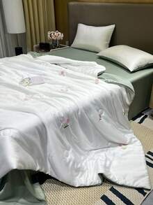 1pc Fresh Green Tulip Embroidered Summer Quilt, Soft & Lightweight Cooling Blanket, Smooth & Breathable Air Conditioning Quilt, Suitable For Summer Home, Bedroom, Air-Conditioned Room, Dormitory, Hotel, Machine Washable & Easy Care - Pastel Green - View 10
