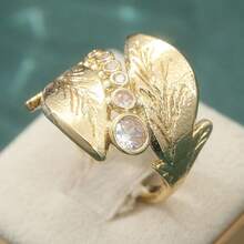 This Vintage Luxury Carved Ring Is Made Of White Synthetic Cubic Zirconia, Making It A Perfect Jewelry Accessory - Gold - View 2