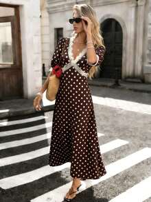 Vestido de mujer elegante y vintage con lunares de color marrón chocolate, cuello en V, contraste de color, encaje con volantes y mangas con pétalos - Marrón Chocolate - Ver 3