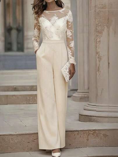Bộ jumpsuit nữ thanh lịch, sang trọng, màu be trơn, chất liệu dệt kim, tay dài phối ren, cổ tròn, ống rộng, có túi. Thích hợp cho tiệc chiêu đãi, liên hoan, các dịp trang trọng.