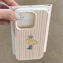 1 chiếc ốp lưng điện thoại bằng chất liệu TPU, họa tiết vịt vàng sọc hồng dễ thương, phù hợp với 17 Pro Max/17/16 Pro Max/15/13/12/11, S20 FE/A15/S24/A55, Note 11/Note 12/Note 13 Pro, bảo vệ điện thoại toàn diện, chống rơi vỡ, mềm mại. - trắng - Xem 4