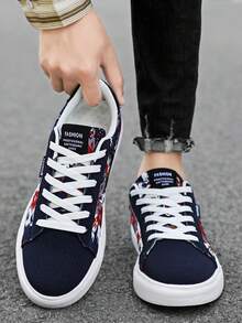 Zapatillas casuales ligeras de hombre con color de contraste, decoración con letras de moda y estampado aleatorio, de corte bajo con cordones, planas para patinar - Azul - Ver 9