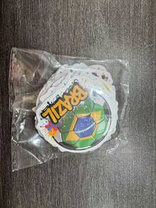 50张世界杯足球国旗卡通贴纸，适合DIY装饰文具、笔记本和日记本。也适用于剪贴簿、自粘文具、卡片、信封、吉他和乐器装饰、青少年礼物、派对、奖励、励志礼物、新年、冬季、圣诞节、万圣节和世界杯主题装饰。 - 多色 - 查看 12