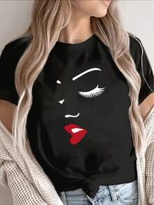 Lightweight Short-Sleeved T-Shirt In Black With A Striking Face Print. Perfect For Casual Outings At Home Or A Restaurant. Designed With White Eyelashes And Red Lips, It Ensures A Comfortable Wearing Experience And Is Suitable For Everyday Wear. - 黑色 - 查看 1