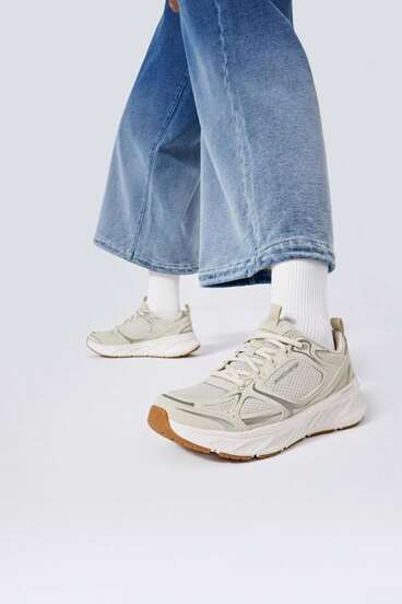 Skechers EDGERIDE 女士轻质缓震跑鞋，适合城市慢跑和长跑，款式 150475