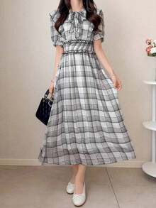 Vestido casual largo de verano para mujer con cintura ceñida, volantes y vuelo en estampado de cuadros - Blanco y Negro - Ver 4