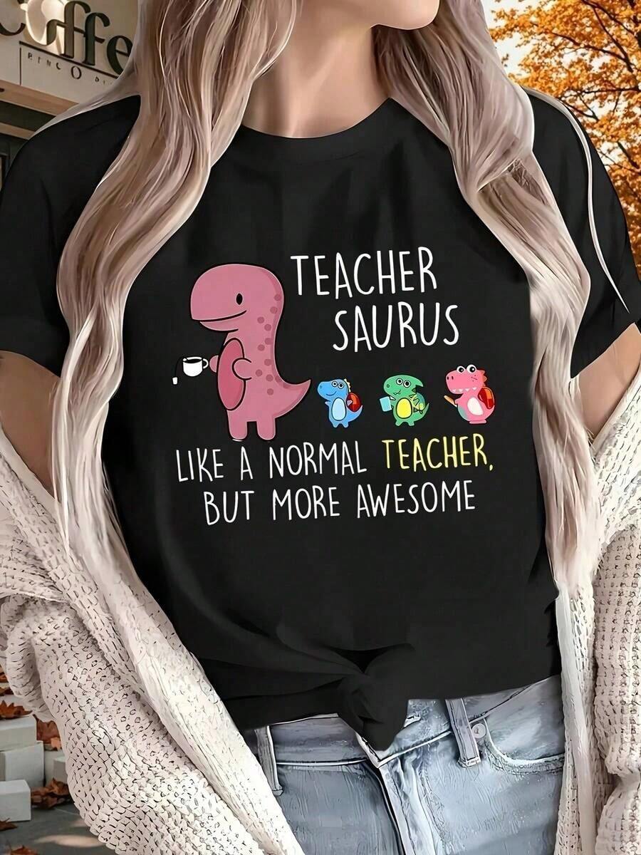 Women's Short-Sleeve Casual T-Shirt With A "Maestrasauro" Graphic Print Featuring A Dinosaur And Heart Design That Reads "Like A Normal Teacher But Plus Size Awesome," Comfortable For All Seasons. 100% Cotton. - 黑色 - 查看 1