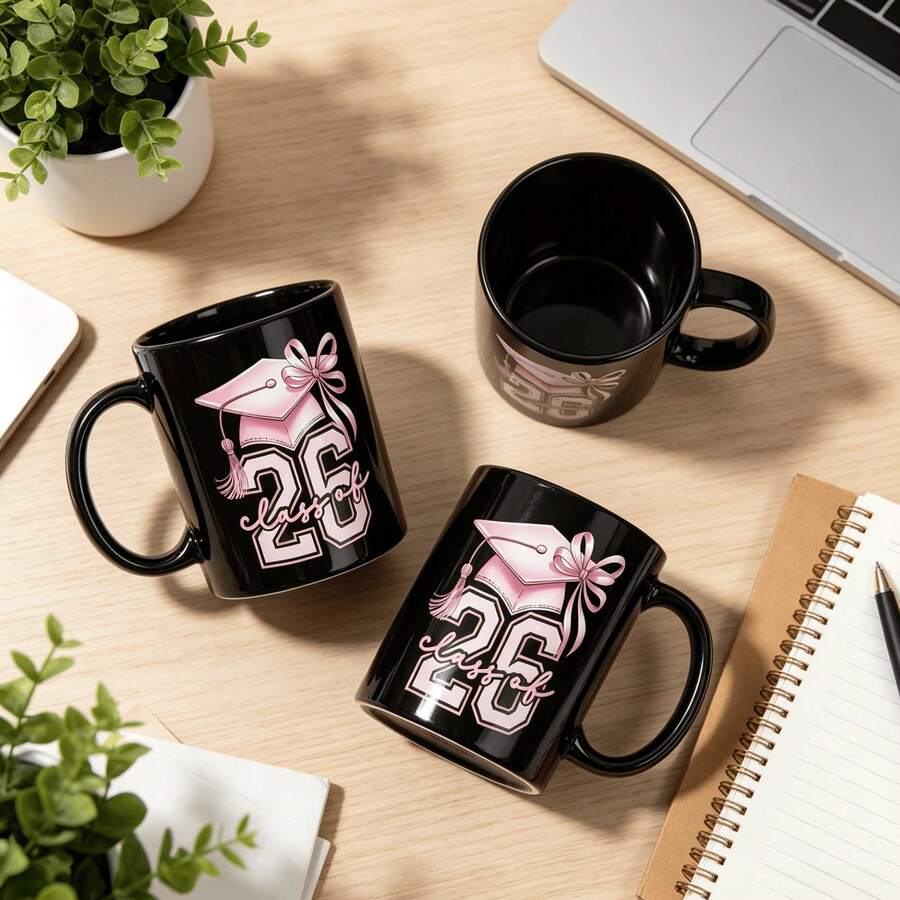 1 Peça Caneca de Café de Cerâmica 11oz "Classe de 2026" - Corpo Preto Impresso com Capelo de Formatura Rosa Claro, Apresentando Letras "26" e Decoração de Laço. Adequada como um Doce Presente Comemorativo para Formandos ou um Presente para Estudantes Usarem no Dia da Formatura. - Preto - Visão 1