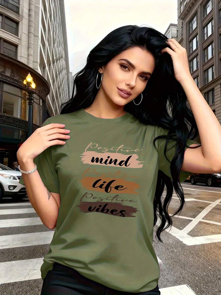 The Letter Prints With Visual Expressions Of Self-Motivation, Such As "Positive Mind," "Positive Life," And "Positive Vibes," Are Modern And Fashionable. This Simple And Versatile Women's Short-Sleeved T-Shirt With A Round Neck Is Suitable For Leisure, Travel, Vacations, And Other Activities. 2CBJ - 綠色 - 查看 1
