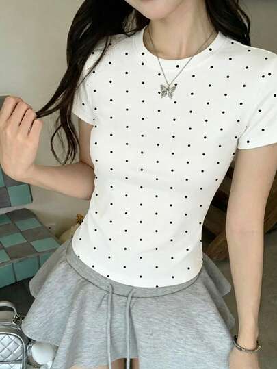 Áo croptop chấm bi trắng phối màu tương phản, kiểu dáng giản dị, dễ thương và gợi cảm, phù hợp cho dạo phố, hẹn hò, đi làm, thiết kế tối giản.