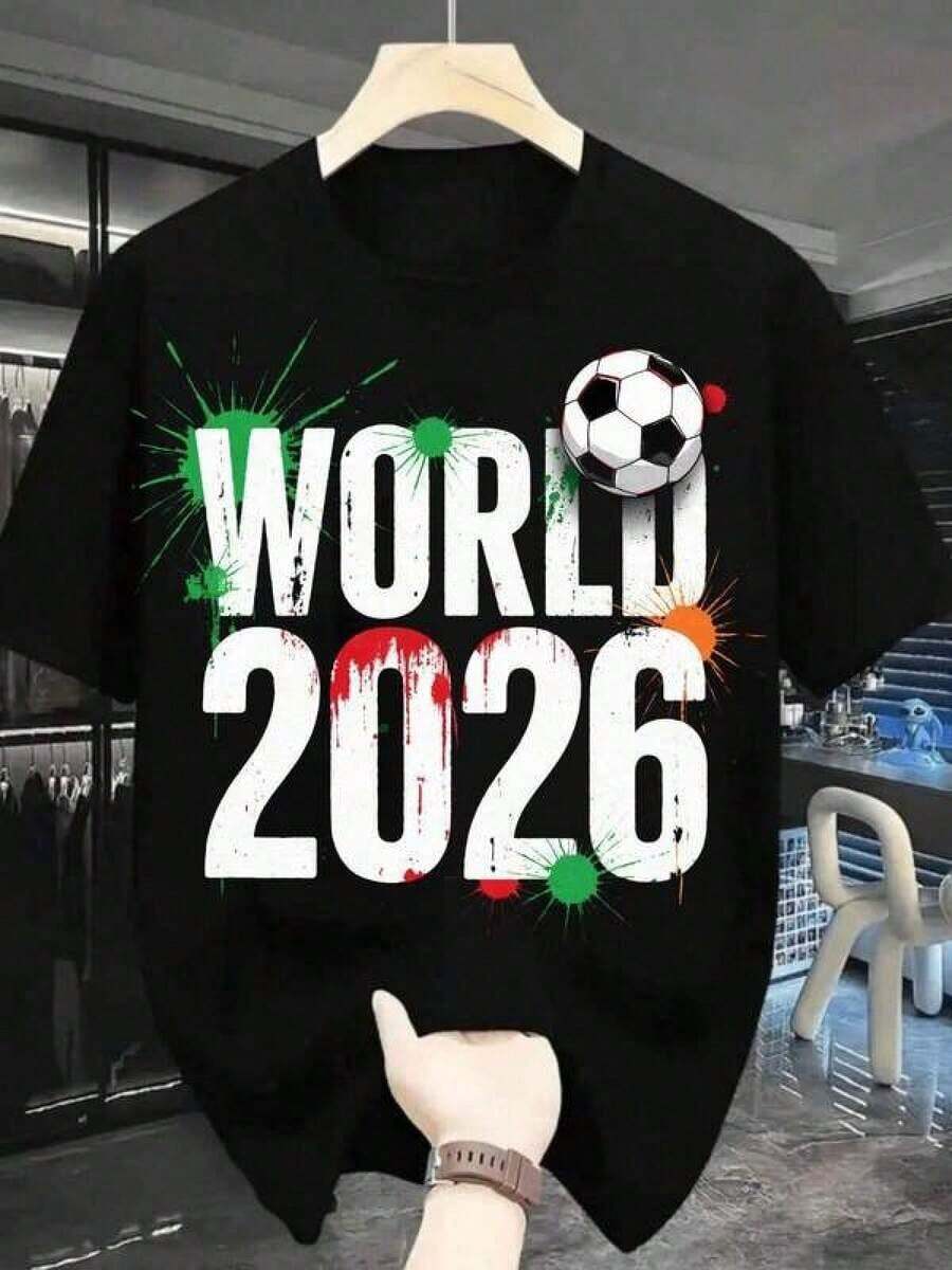 blusas curvy mujer Camiseta de Fútbol Mundial 2026, Texto Blanco Negrita con Pintura Roja - Salpicaduras 2026 y Salpicaduras Verdes al Rededor del MUNDO, Balón de Fútbol Negro y Blanco Cerca del 'O', Reloj de Pulsera Marrón en la Mano Sosteniendo la Camiseta, Camiseta Casual de Cuello Redondo para Fanáticos del Fútbol, Tienda Interior Sh playeras de algodón mujer 7P6S - Negro - Ver 1