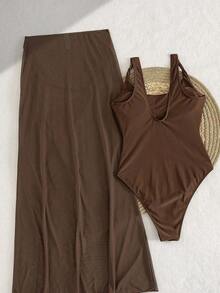 Bonvoyette Conjunto de traje de baño de 2 piezas con un bañador de un solo color con tirantes retorcidos y una falda plisada de gasa para vacaciones de primavera/verano - Café integral - Ver 2