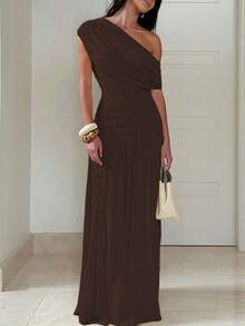 Vestido largo plisado de unicolor con cuello oblicuo para mujer, ajustado y estilizador, elegante y sexy vestido de fiesta de verano - Marrón - Ver 2