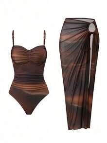 Bonvoyette Conjunto de traje de baño premium para vacaciones en la playa, /verano/otoño, que incluye un bañador de una pieza sexy con estampado digital degradado y tirantes trenzados, combinado con una falda de malla degradada - Marrón - Ver 2