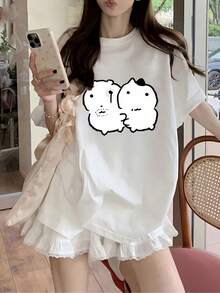 Women's T-Shirt With A Black-Eyed Cat Print, A Loose-Fitting Short-Sleeve Tee With Dropped Shoulders And A "Nice Little Friend" Print-A Soft And Relaxing Design. Comfortable And Gentle On The Skin, Perfect For Those Who Prefer A Soft And Cute Style For Everyday Wear. Women's Short-Sleeve T-Shirt. - 白色 - 查看 12