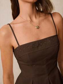 Top de cami con detalle bordado y volante de tirantes finos - Ideal para un verano elegante y con estilo, Blusas de mujer con volante, Blusas de tirantes finos, Blusas de verano lindas, Bordadas, Ropa casual y elegante - Café integral - Ver 3