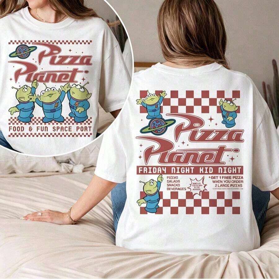 (Authorized By Disney. Mickey Mouse) Disney's "Toy Story" Pizza Planet Collection Features A Retro-Style Alien With A Classic Red And White Checkerboard Pattern And The "Pizza Planet" Slogan. The Collection Includes Stylish Women's Cotton T-Shirts. The Fabric Is Soft, Comfortable, And Breathable, Making It Suitable For Everyday Wear, Shopping, Travel, Parties, And Lounging At Home. The Collection Is Suitable For Both Women And Men And Also Makes A Great Gift For Couples. A Must-Have For Every Woman! - trắng - Xem 1