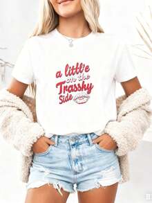 Women's Short-Sleeved T-Shirt With A Fun Graphic Design Of Red Lips 'A Little Bit Spicy', Comfortable And Soft, Perfect As A Gift For Friends Or Yourself, Ideal For Stylish Everyday Wear, 100% Cotton. - 白色2 - 查看 4