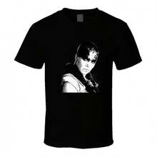 Camiseta de manga corta suave y casual con diseño de escena de acción emocionante en estilo vectorial moderno, ideal para un atuendo diario urbano a la moda y como regalo. - Negro - Ver 1