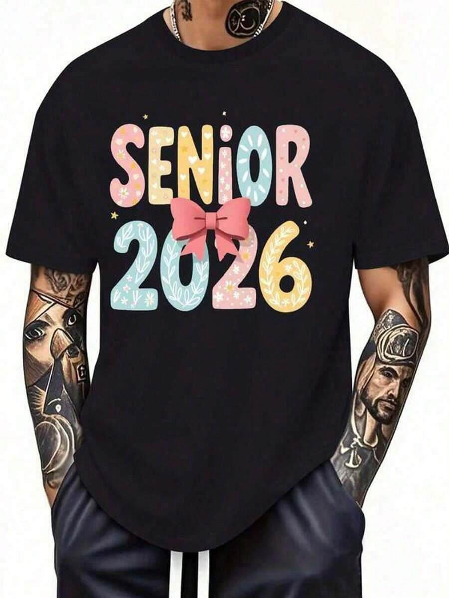 Senior Men's Graduation T-Shirt 2026 - Pastel Pink And Bow Tie Design - Soft Fit Crew Neck Casual T-Shirt For The Class Of 2026 - All Season Wear For Prom, Graduation Parties, And Senior Events - Fashionable Adult Clothing - Cheerful Print - 黑色 - 查看 1