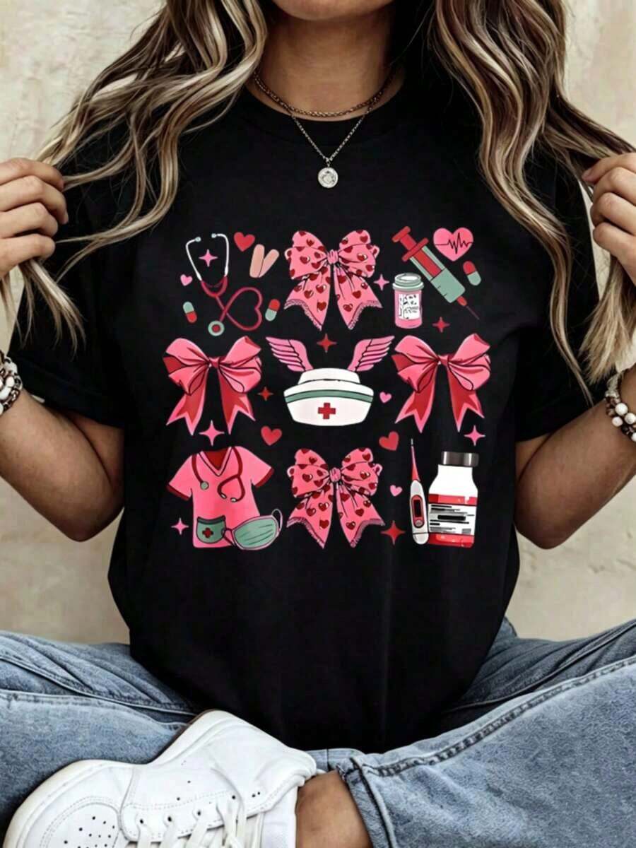 Camiseta de Mujer con Estampado de Corazones y Estetoscopio, Manga Corta, Cuello Redondo, Estilo Casual RVM3 - Negro - Ver 1