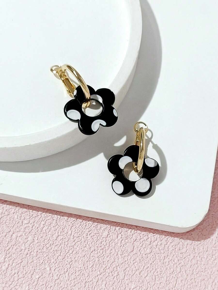 LADYCOCO 1 Đôi bông tai mặt dây chuyền acrylic đen trắng thời trang, thanh lịch, phù hợp cho nữ, kiểu dáng cá tính, cổ điển (Chất liệu là tấm acrylic, sản phẩm giá rẻ. Vui lòng kiểm tra kỹ trước khi mua). Họa tiết chấm trắng ngẫu nhiên và không đối xứng.