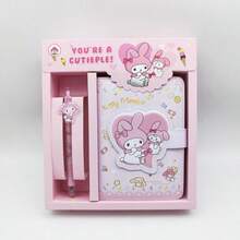 SANRIO 1件裝隨機三麗鷗角色筆記本與原子筆禮品組。人造皮革筆記本印有酷洛米、美樂蒂、大耳狗和布丁狗圖案，附贈配套原子筆。非常適合作為生日禮物和紀念品。 - 長方形 - 查看 5