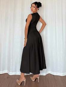 Vestido de línea A sin mangas con cuello en V, con decoración de botón metálico rosa dorado, cintura ceñida - Negro - Ver 2