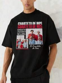 Cuarteto De Nos, The Uruguayan Band, Is Featured On A T-Shirt. The Members Are Seen In Eye-Catching Outfits And Striking Playful Poses, Reflecting Their Irreverent And Humorous Spirit And Conveying Positive Energy And A Message Of Authenticity. Men's T-Shirt, 100% Cotton - 黑色 - 查看 7