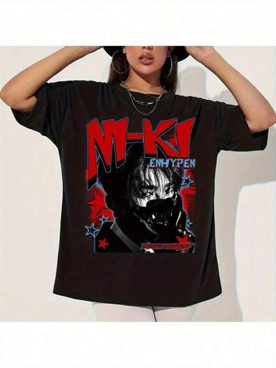 Camiseta Retro Niki de Enhypen - Camiseta Gráfica Negra con Diseño Rojo y Azul, Texto "M-KI" y Motivos de Estrellas - Perfecta para los Fans de las Gira de Desire, Walk The Line y Fate Plus del Grupo, Merchandising para Fans |   Camisa con motivo de estrella |   Ajuste Cómodo, Mercancía Enhypen - Negro - Ver 1