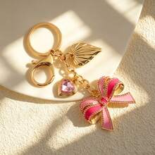 Llavero con colgante de corazón con strass en forma de lazo rosa, accesorio brillante y femenino ideal como regalo para fiestas y cumpleaños - Multicolor - Ver 6