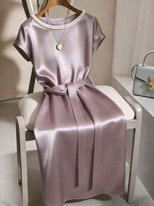 Vestido de longitud media con cuello decorado con perlas satinadas brillantes, mangas cortas y cintura con lazo - Púrpura polvoriento - Ver 1