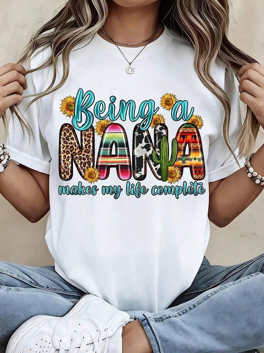 Comfortable All Day Long. Being A Grandma Makes My Life Complete. Summer Short-Sleeved T-Shirt. The Comfortable, Relaxed Fit Flatters All Body Shapes, While The High-Quality Material Feels Soft Against The Skin And Offers Durability. - 白色 - 查看 1