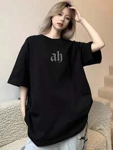 100% Pure Cotton, Breathable And Gentle On The Skin. Classic Crew Neck Design, Slim Fit, And Flattering For All Body Types. Fashionable Print With A Minimalist Style And High-Quality Finish. Unisex Design Perfect For Matching Outfits, Ideal For Everyday Wear, Dates, Leisure, And Streetwear – Versatile And Timeless. - 黑色 - 查看 1