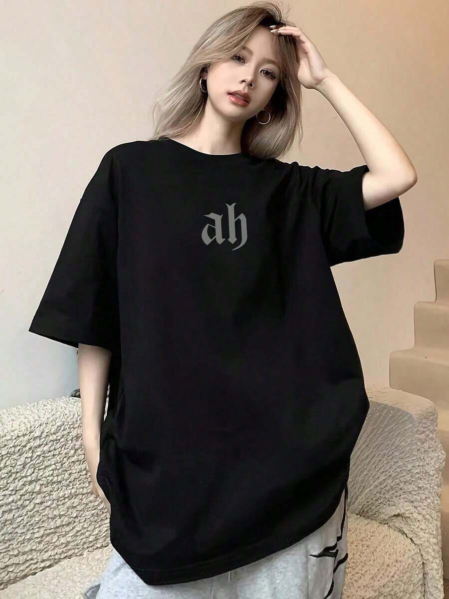 100% Pure Cotton, Breathable And Gentle On The Skin. Classic Crew Neck Design, Slim Fit, And Flattering For All Body Types. Fashionable Print With A Minimalist Style And High-Quality Finish. Unisex Design Perfect For Matching Outfits, Ideal For Everyday Wear, Dates, Leisure, And Streetwear – Versatile And Timeless. - 黑色 - 查看 1