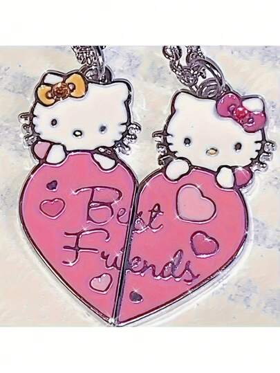 Một bộ dây chuyền tình bạn thanh lịch với hai thiết kế mèo đáng yêu từ Sanrio, được trang trí bằng những mặt dây chuyền kim loại phủ men hồng dễ thương. Món quà phong cách này hoàn hảo cho bạn bè và lý tưởng để bổ sung vào bộ sưu tập trang sức chủ đề kỳ nghỉ