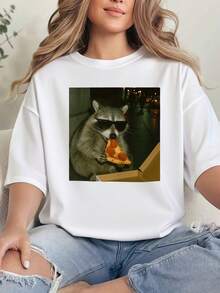 Nighttime Raccoon Holding A Slice Of Pizza On A Lit Street Symbolizing Modern Urban Life, Curiosity And The Enjoyment Of Small Everyday Pleasures. Comfortable And Original Casual Women's T-Shirt For Daily Wear - 白色 - 查看 1