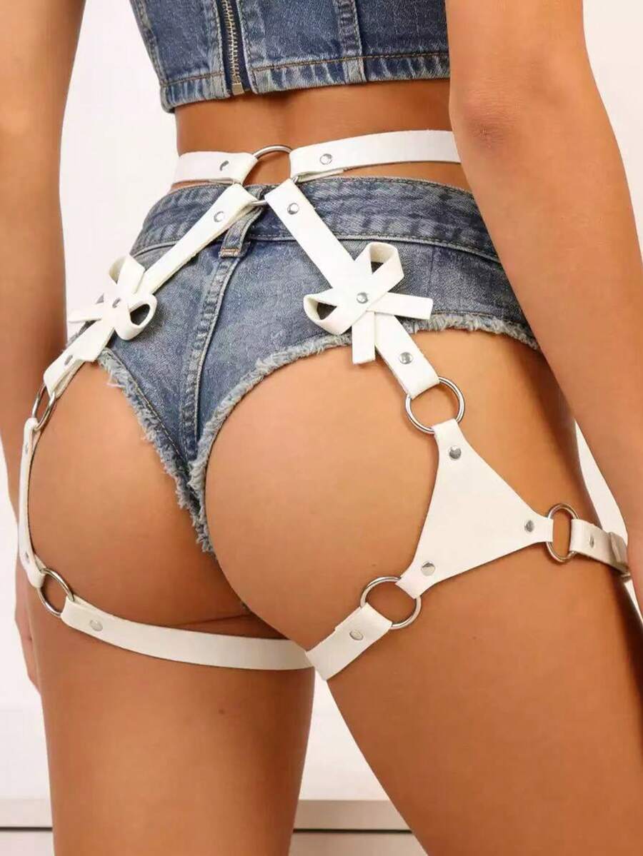 1件女款白色哥德風性感皮革大腿綁帶附蝴蝶結，時尚角色扮演提臀束縛帶，適合萬聖節狂歡之夜